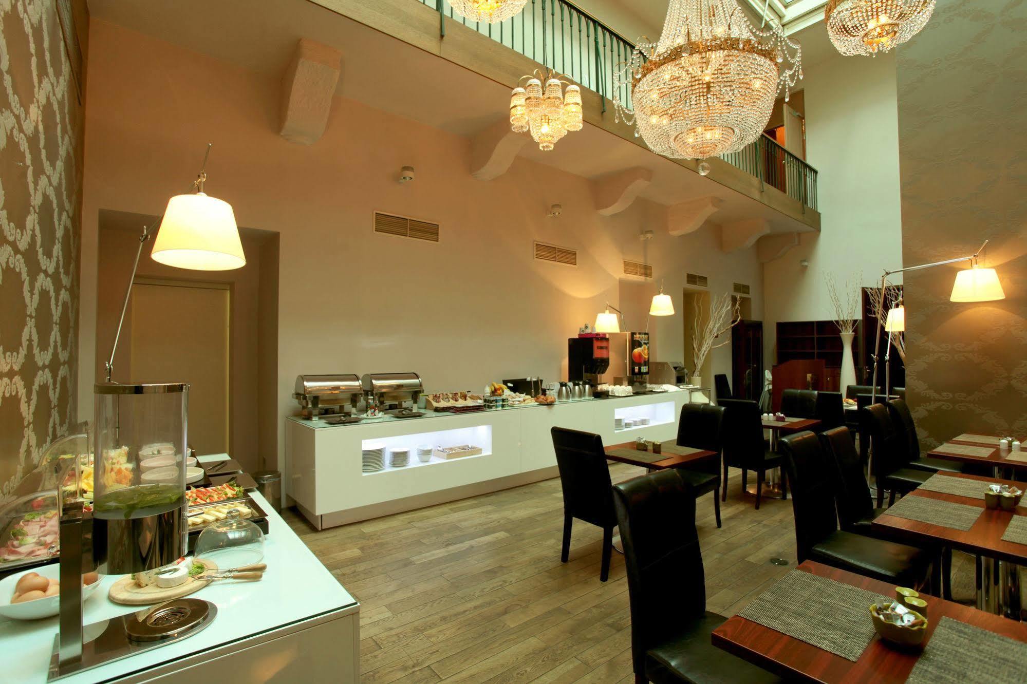 Friday Hotel Praha Bagian luar foto